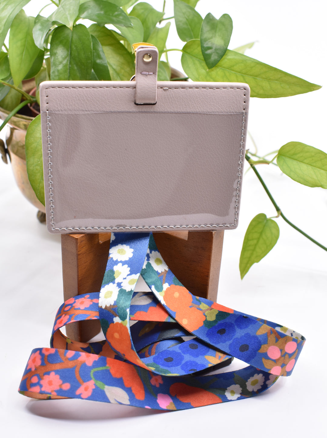 Convention Badge Holder : Ivory – Happier To Give