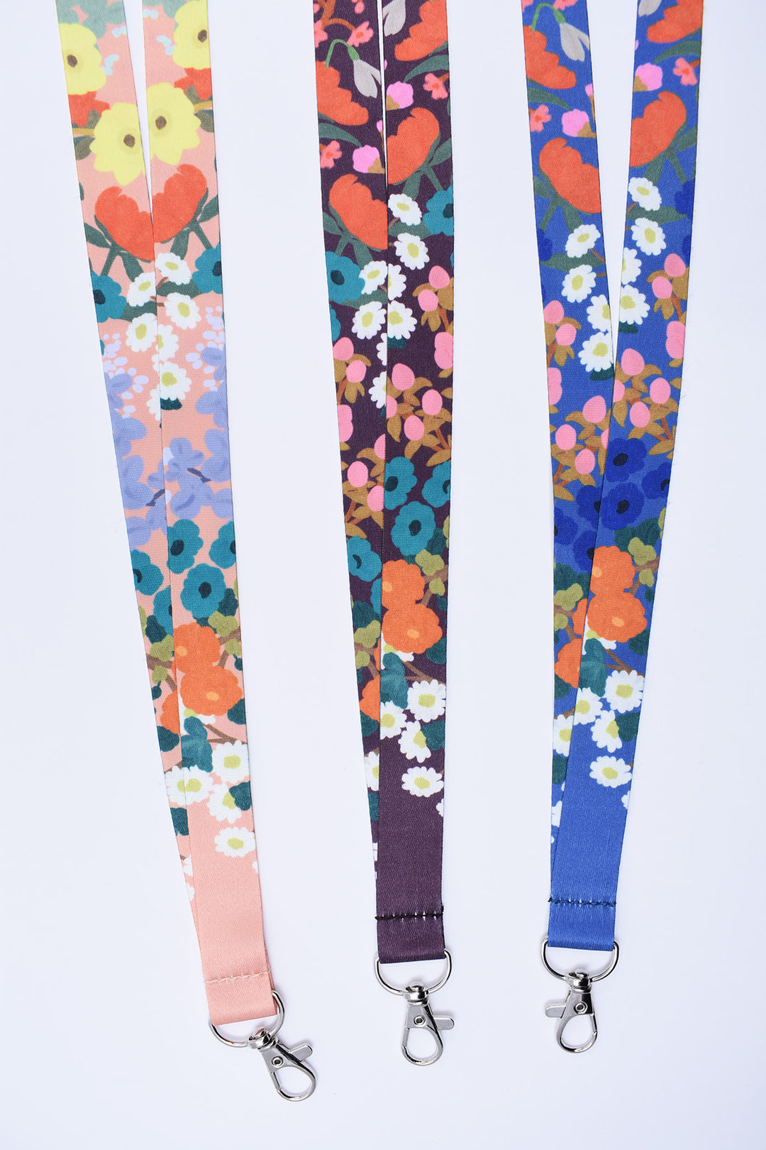 エッセンシャル・リリー：カラフルなホリデーガイド 3 Pack Convention Lanyards – Happier To Give