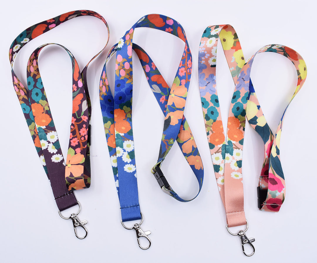 エッセンシャル・リリー：カラフルなホリデーガイド 3 Pack Convention Lanyards – Happier To Give